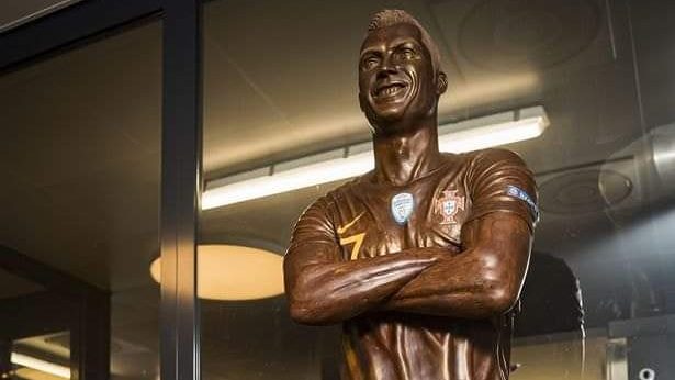 Escultura de Cristiano Ronaldo hecha de chocolate. (Foto: Twitter)