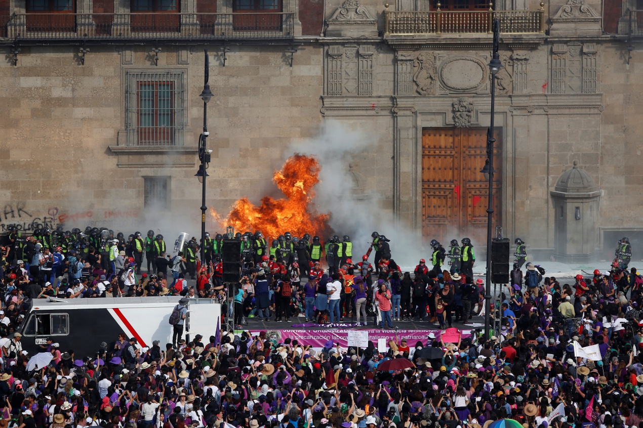 Así transcurre la marcha por el 8M en la Ciudad de México | LatinUS