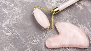kendall-jenner-emilia-clarke-celebrities-apuntan-gua-sha-que-es