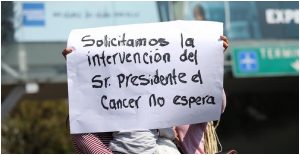 Padres de familia de niños con cáncer