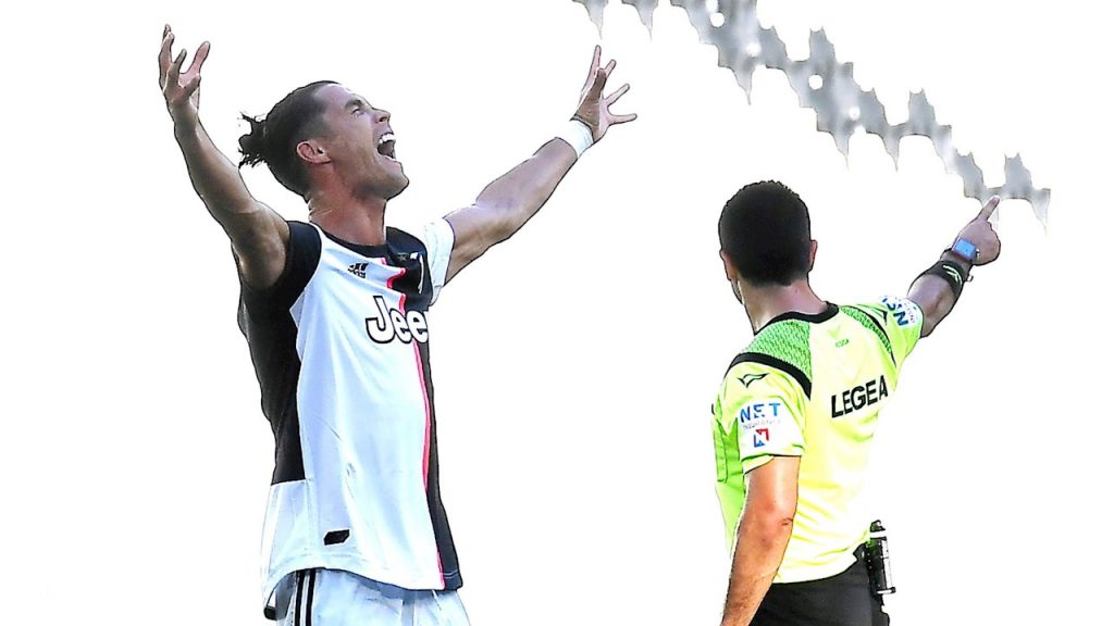 Cristiano Ronaldo celebra su primer gol de tiro libre con la Juventus. (Foto: EFE)