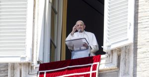 El papa durante su homilía del domingo. Foto: AP