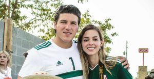 Critican en redes al senador Samuel García por ordenarle a su esposa que “no enseñe las piernas”