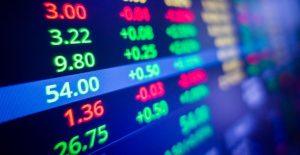 Peso cierra a la baja; bolsa se recupera
