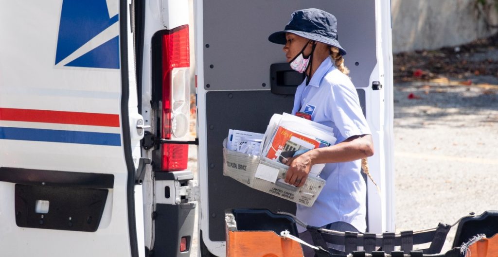 Mayoría de latinos en California confían en el Servicio Postal para votar