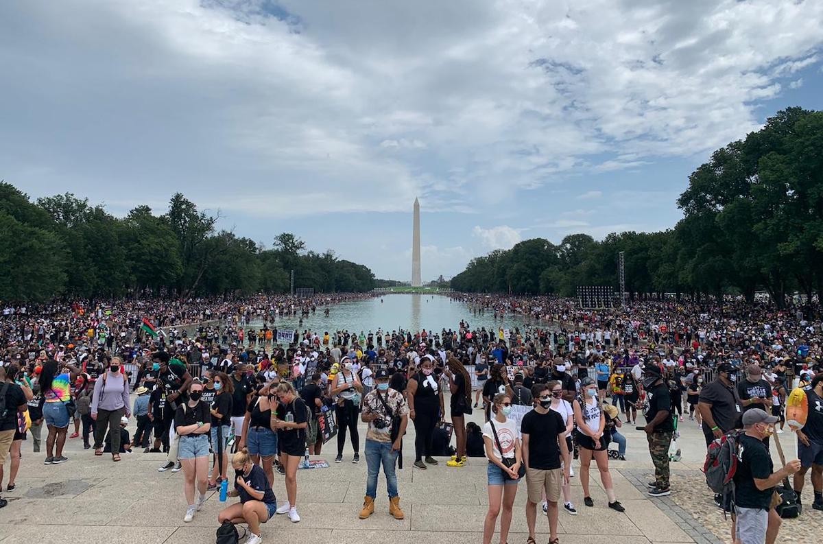 Miles de personas protestan en Washington contra el racismo | LatinUS
