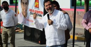 Agreden a huevazos a Noroña en Hidalgo