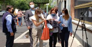 Mujer se encadena en Segob para exigir justicia por la muerte de su hijo