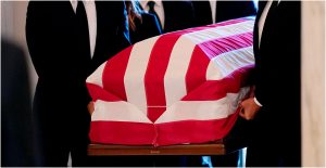 Rinden homenaje a la jueza Ruth Bader afuera de la Corte Suprema