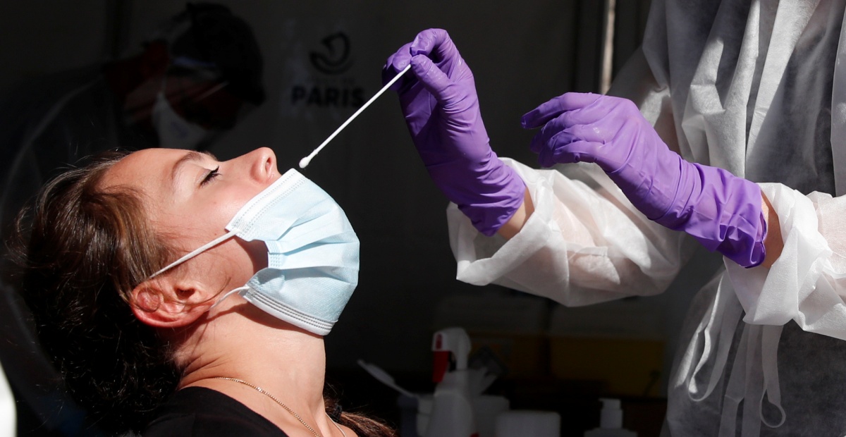 Mujer de EU con defecto craneal sufre fuga de líquido cerebral tras aplicarse prueba de Covid-19
