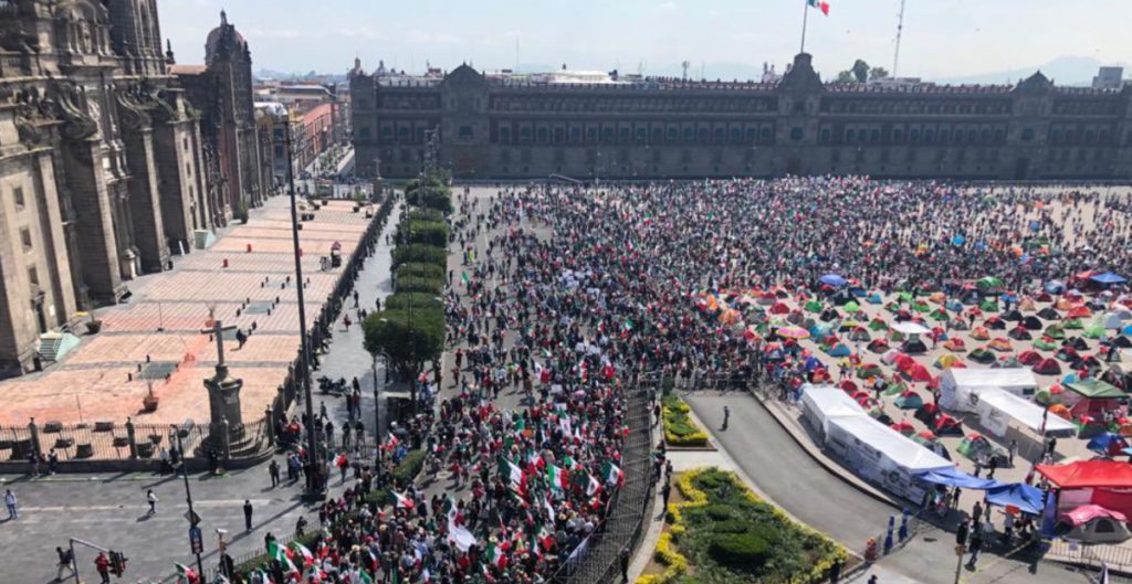 FRENAAA llega al Zócalo capitalino y extiende plantón