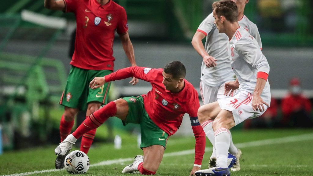 Cristiano Ronaldo no pudo vencer el marco en el amistoso contra España. (Foto: EFE)