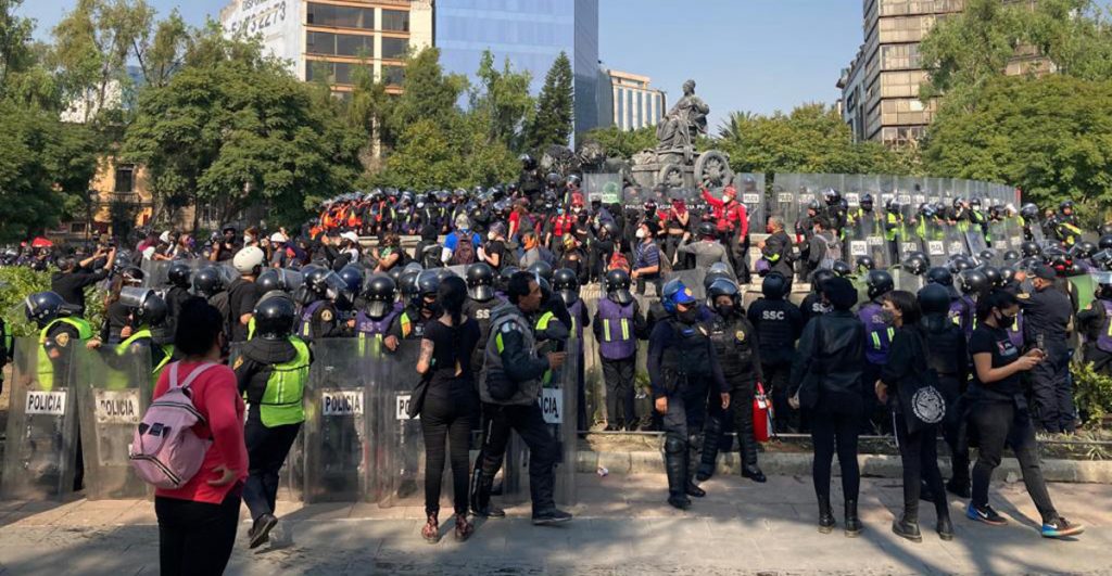 Protestan afuera de la representación de Quintana Roo en CDMX por represión del lunes en Cancún