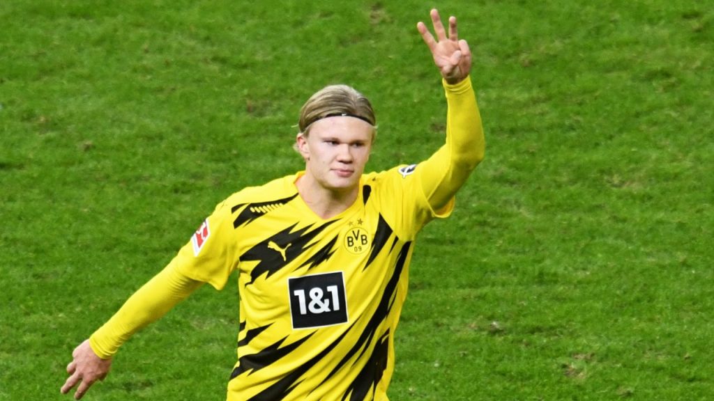 Erling Haaland celebra uno de sus cuatro goles en la remontada del Dortmund ante Hertha Berlín.