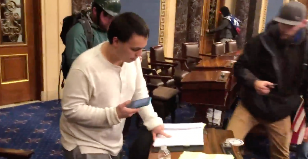 Video muestra robo de información de legisladores durante ataque al Capitolio Video muestra robo de información de legisladores durante ataque al Capitolio