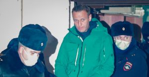 Rusia encarcela a Navalny antes de llevarlo a juicio