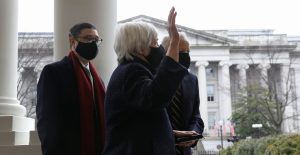 Janet Yellen presta juramento como secretaria del Tesoro de EU