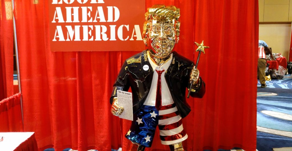 Un Trump dorado, la estatua mexicana que brilla en la conferencia de conservadores republicanos Un Trump dorado, la estatua mexicana que brilla en la conferencia de conservadores republicanos