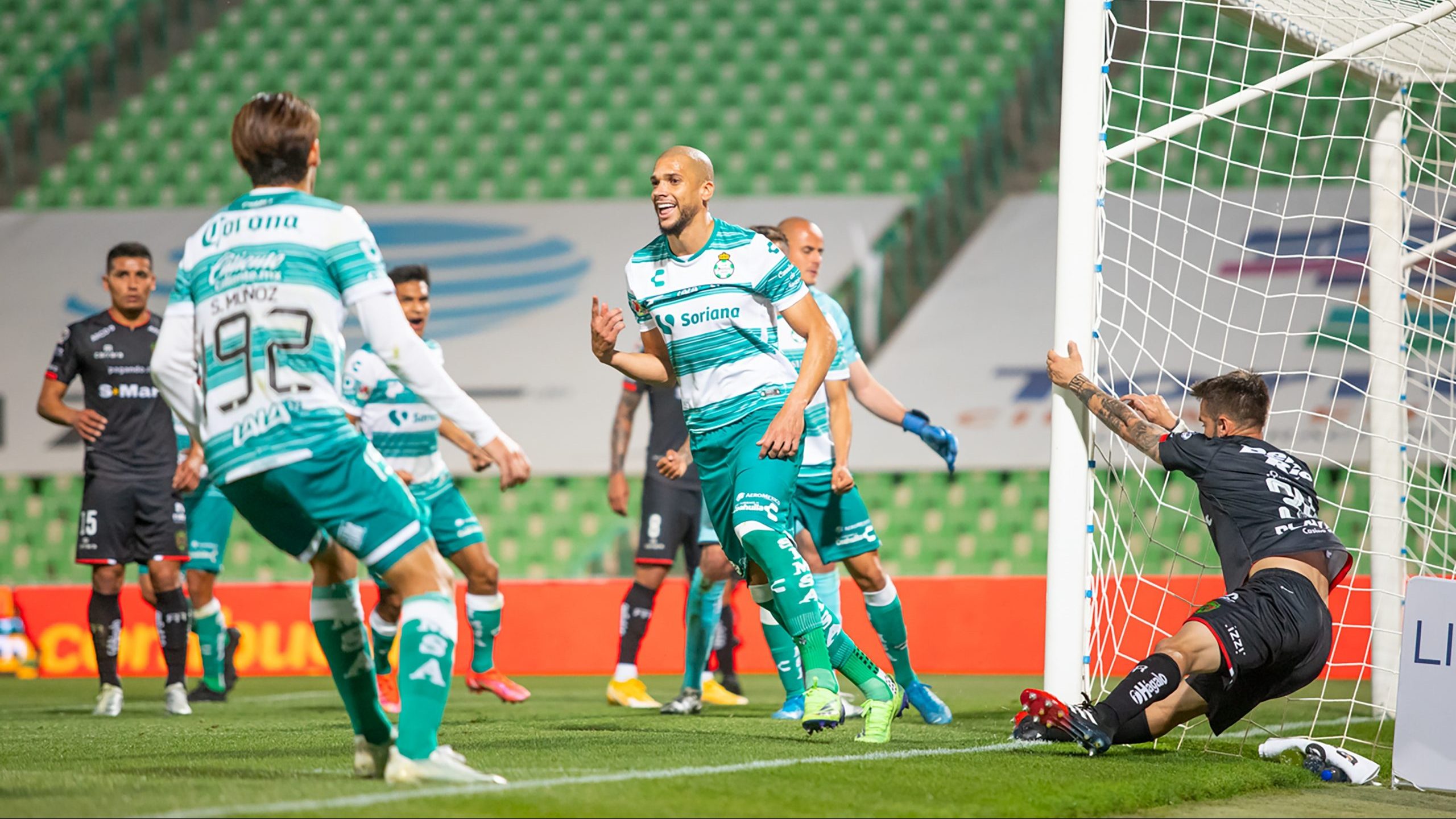 Bravos, con portero de ‘palo’, se hace el harakiri y facilita el triunfo de Santos