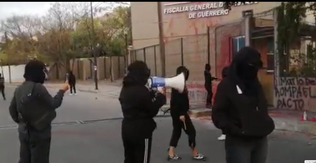 Feministas protestan ante Fiscalía de Guerrero por caso Félix Salgado