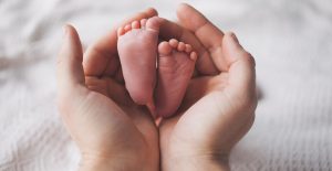 Contacto piel con piel no aumenta riesgo de contagio de Covid en bebés: estudio