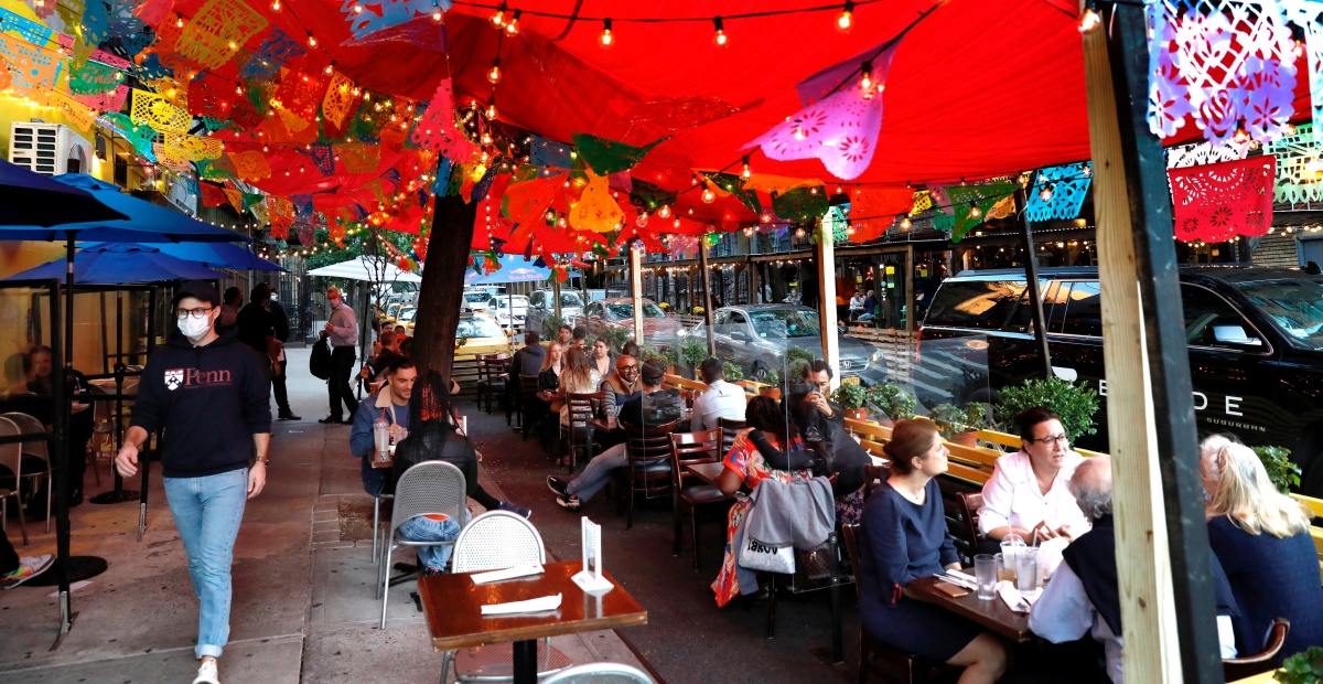 CDC vinculan apertura de restaurantes a un repunte de casos y muertes