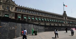 Las vallas frente a Palacio Nacional se colocaron para proteger el patrimonio cultural: Sheinbaum