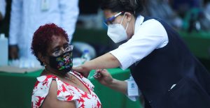 Adultos mayores vacunados hace un mes en CDMX recibirán la segunda dosis hasta abril