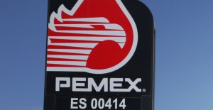 Pemex y América Móvil lideran vencimientos de bonos en América Latina, según Fitch Ratings