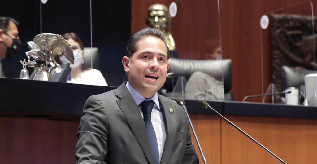 El senador "tapete" que premió a Zaldívar