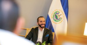 EU señala en "lista de corrupción" a funcionaria del gabinete de Bukele