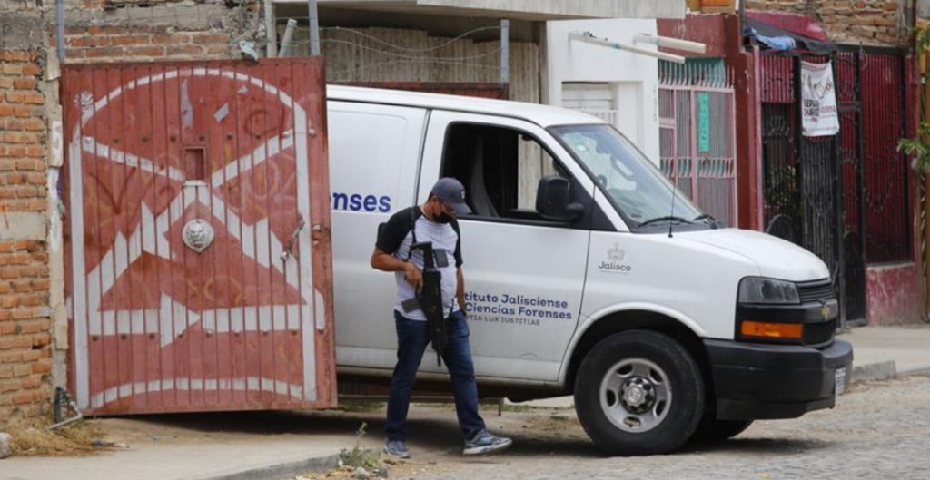 Hallan 70 bolsas con restos humanos en una fosa en Jalisco