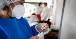 Moderna solicita a Estados Unidos autorización de emergencia para vacunar adolescentes