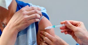Una tercera dosis de vacuna contra Covid-19 eleva anticuerpos en receptores de órganos: estudio