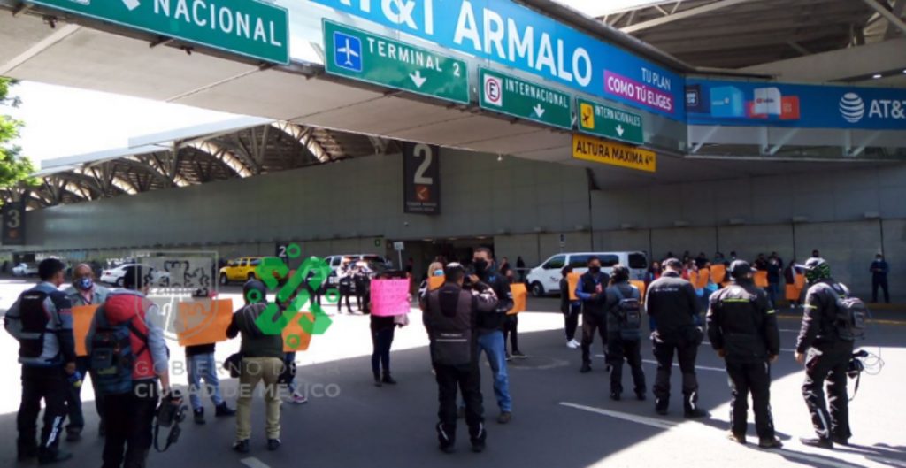 Familiares de menores con cáncer protestan frente al AICM e impiden acceso a la Terminal 1 Familiares de menores con cáncer protestan frente al AICM e impiden acceso a la Terminal 1