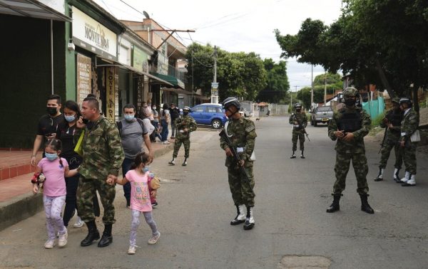 Explota un coche bomba en instalaciones del Ejército de Colombia; hay 23 personas heridas