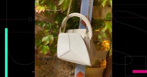 Moda sustentable; una marca parisina lleva la piel de pescado a la creación de elegantes bolsos