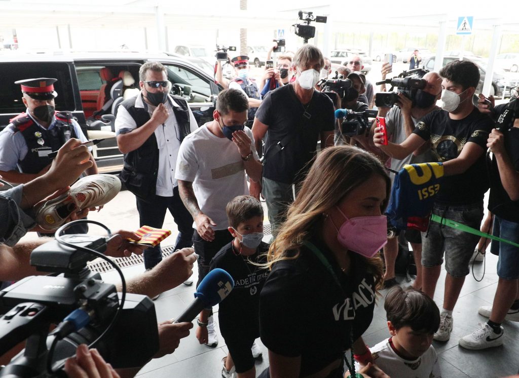 Lionel Messi y su familia llegan al aeropuerto de Barcelona para viajar a París. (Foto: Reuters).