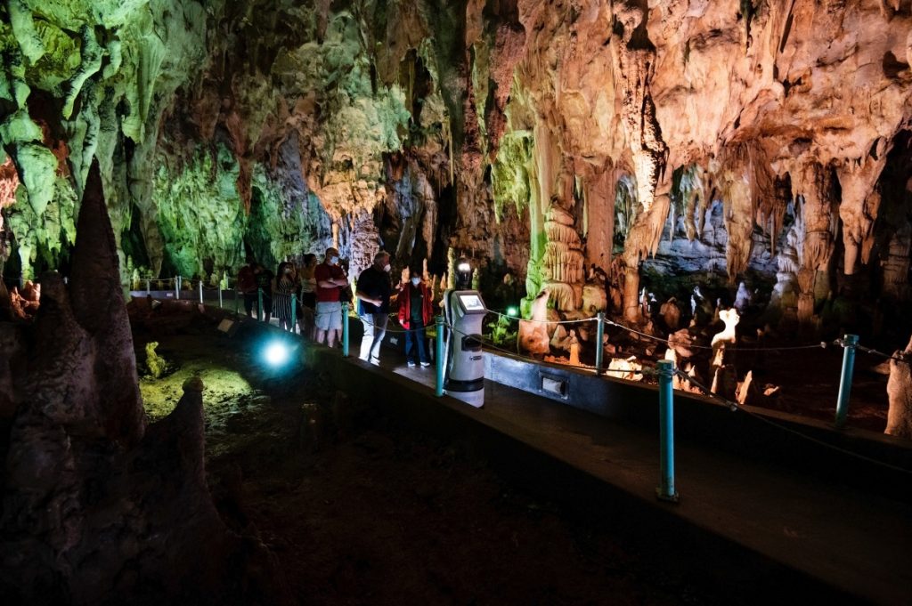 Perséfone, la guía robot que conduce a los visitantes a una cueva griega