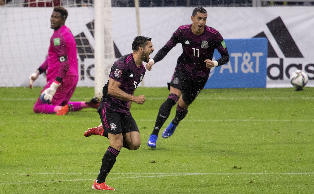 México se salva del desastre gracias a una ‘bomba’ del yucateco Henry