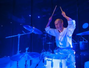 Phil Collins admite que "apenas puede sostener" una baqueta debido a sus problemas de salud