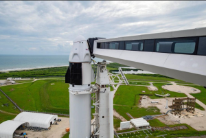 Retrasan 24 horas el lanzamiento de la primera misión espacial tripulada por civiles