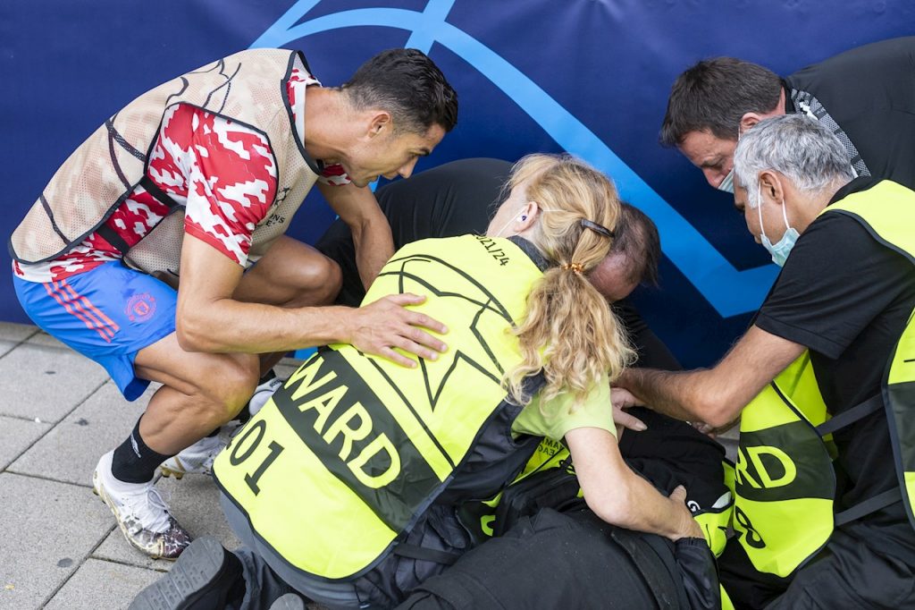 Cristiano se acercó a preguntar por la salud de la guardia a la que golpeó accidentalmente. (Foto: EFE).