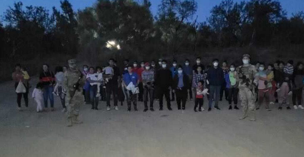 Texas ordena a Guardia Nacional permanecer en los pasos fronterizos para disuadir los cruces de migrantes Texas ordena a Guardia Nacional permanecer en los pasos fronterizos para disuadir los cruces de migrantes