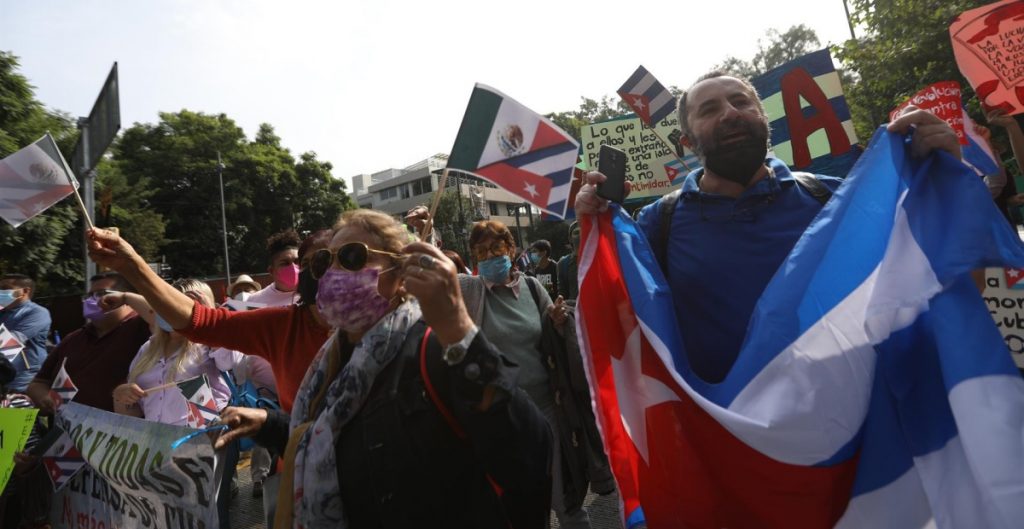 Protestan en la Embajada de Cuba en México por la visita del presidente Díaz-Canel