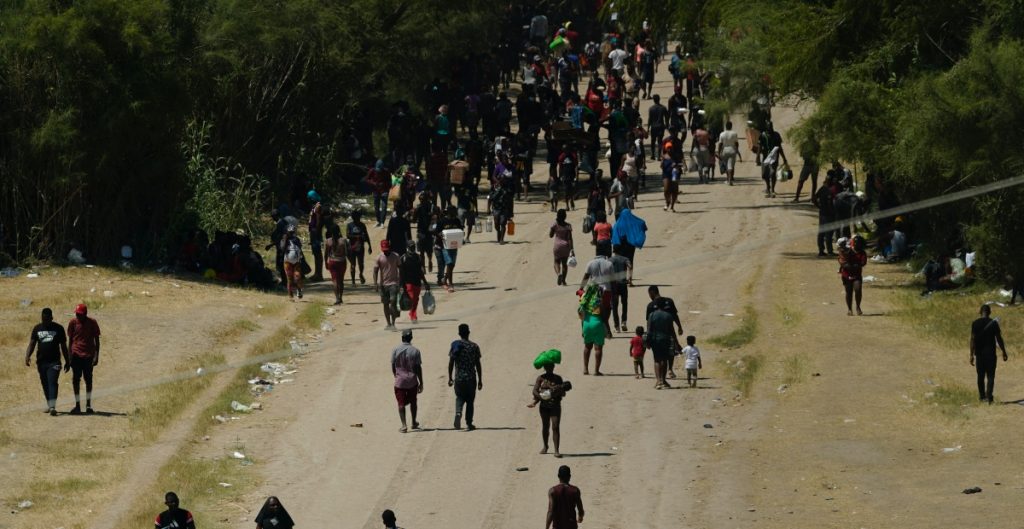 EU planea deportar a miles de migrantes haitianos varados en Texas EU planea deportar a miles de migrantes haitianos varados en Texas