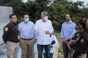 Ken Salazar se reúne con el INM para tratar crisis migratoria