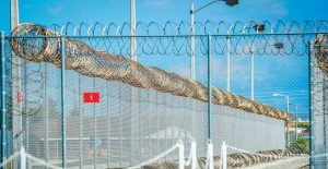 Denuncian uso de tóxicos en centro de detención de migrantes en Florida que causan daños a la salud reproductiva