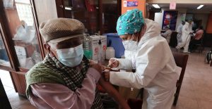 Bolivia logra cobertura total de la población vacunable; acumula 14 semanas de baja en contagios de Covid-19