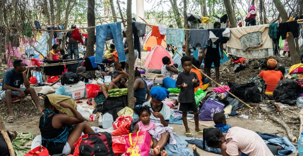 migrantes-haiti-puente-texas-reuters